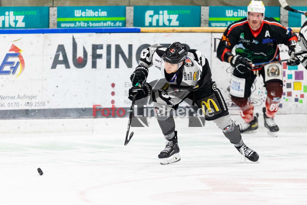 Bayernliga Eishockey, TSV Peißenberg Miners gegen den ESV Buchloe Pirates am 13.11.22 in Peißenberg | Bayernliga Eishockey, TSV Peißenberg Miners gegen den ESV Buchloe Pirates am 13.11.22 in Peißenberg, #33 Luis Hegner
