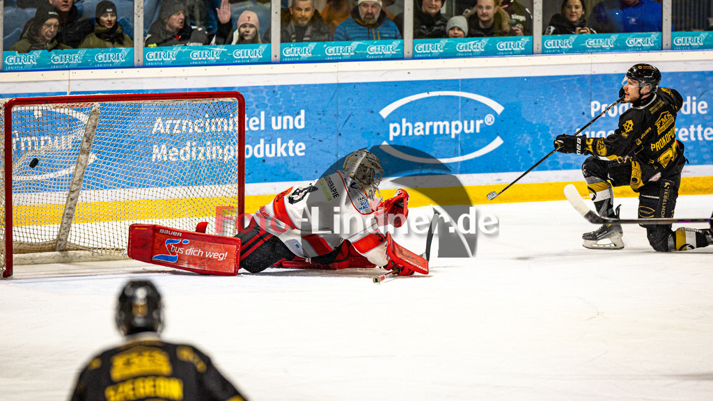 EHC Königsbrunn PINGUINE gegen TSV Peißenberg MINERS | Eishockey Bayernliga Herren Playoffs Viertelfinale 2024/25 - Spiel 5 von 7, EHC Königsbrunn PINGUINE gegen TSV Peißenberg MINERS, 20250218,Tor Toms PROKOPOVICS (EHC 27),2025-02-18 in Königsbrunn (Eisstadion Königsbrunn)Toms PROKOPOVICS (EHC 27), Korbinian SERTL (MINERS Goali 31)Copyright: WolfgangxLindner foto-lindner.de