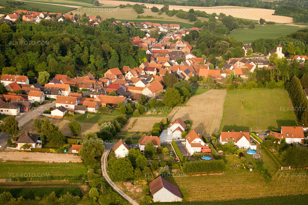 Aerial view: View of the town in Neewiller-près-Lauterbourg in the state Bas-Rhin, France.Photo: IMG_30635.jpg taken on 07/09/2010 by Werner Riehm/FLY-FOTO.comResolution of the original: 4752 x 3168 px