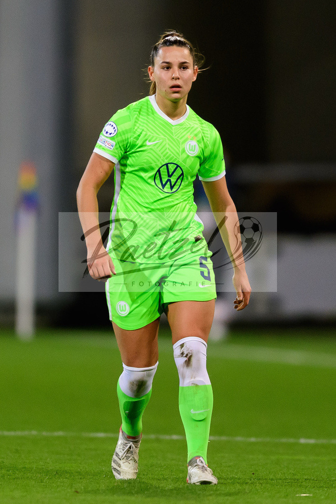 WOBJUV20211118_118 | Fussball, Frauen: Lena Oberdorf (VfL Wolfsburg) schaut bei dem Spiel der UEFA Women´s Champions League zwischen VfL Wolfsburg und Juventus Turin im AOK-Stadion am 18.11.2021 in Wolfsburg, Deutschland. - Realisiert mit Pictrs.com