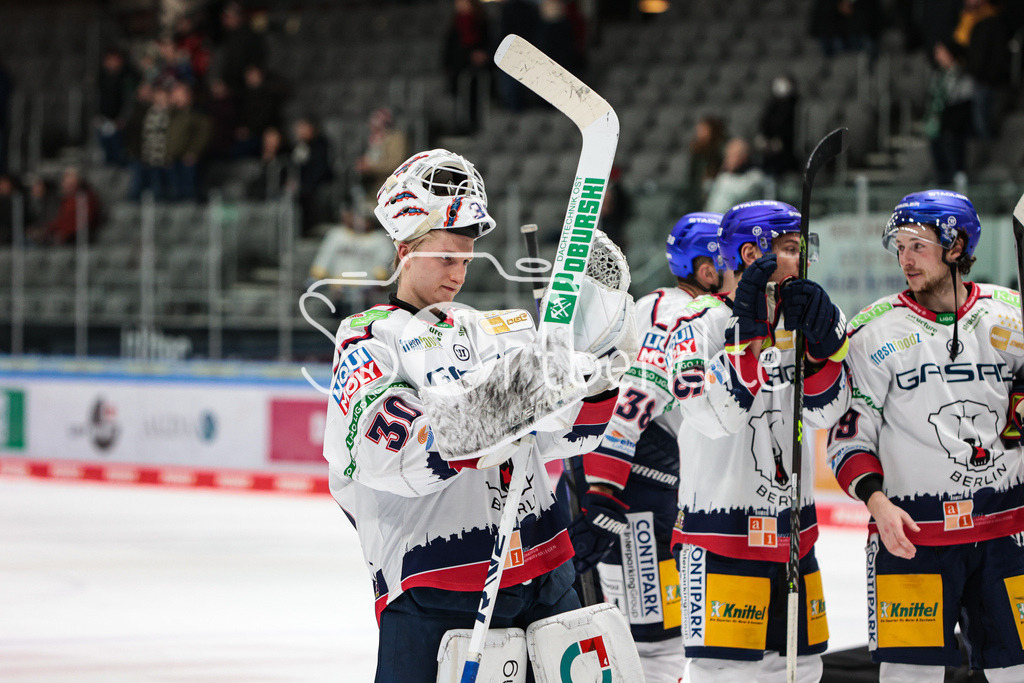 Augsburger Panther - Eisbaeren Berlin | Juho MARKKANEN (EBB #30) bedankt sich bei den mitgereisten Fans