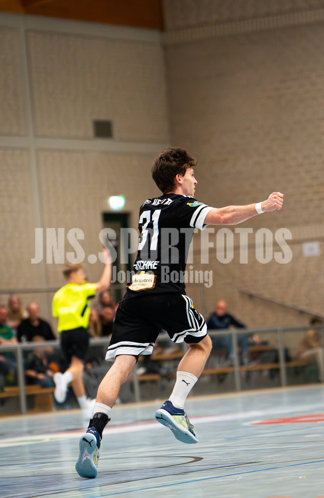 Handball I Herren I Saison 2025-2026 I Verbandsliga West I 13. Runde I SFN Vechta - HSG Varel II I 7950 | Simon Christopher Kaschke (31, SFN Vechta) - Realisiert mit Pictrs.com