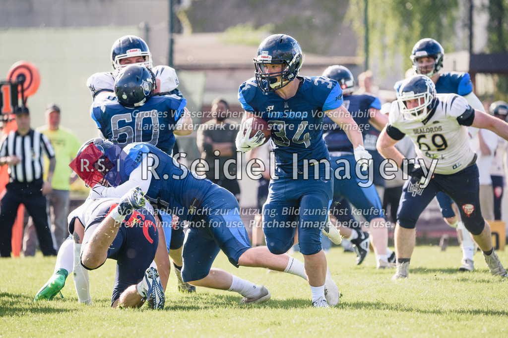 RS-1-108663 | Ben Thiessen (#34, Blue Devils) bahnt sich den Weg während seine Mitspieler die Gegner blocken.