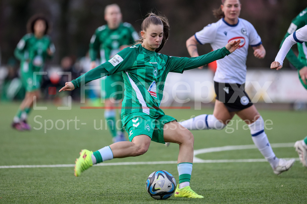 Fussball, Testspiel Frauen, DSC Arminia Bielefeld - SV Werder Bremen | v.li.: Tuana Mahmoud (SV Werder Bremen, 10) beim Torschuss, schießt auf das Tor, am Ball, Aktion, Action, Spielszene