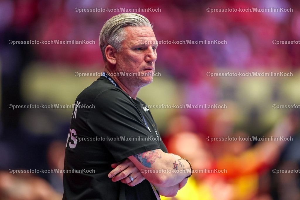 EHF16012602132 | 16.01.2026, Handball, Men's EHF EURO 2026, Dänemark - Nordmazedonien, Jyske Bank Boxen in Herning, Dänemark, Preliminary Round:  Headcoach Nikolaj Jacobsen (Denmark #hc) gestikulierend am Spielfeldrand  