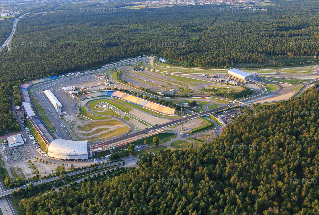 Luftbild: Boxengasse im Motodrom Hockenheimring Baden-Württemberg in Hockenheim im Bundesland Baden-Württemberg in Deutschland. Foto: IMG_102545.jpg vom 24.08.2017 durch Werner Riehm/FLY-FOTO.dehockenheimring.de