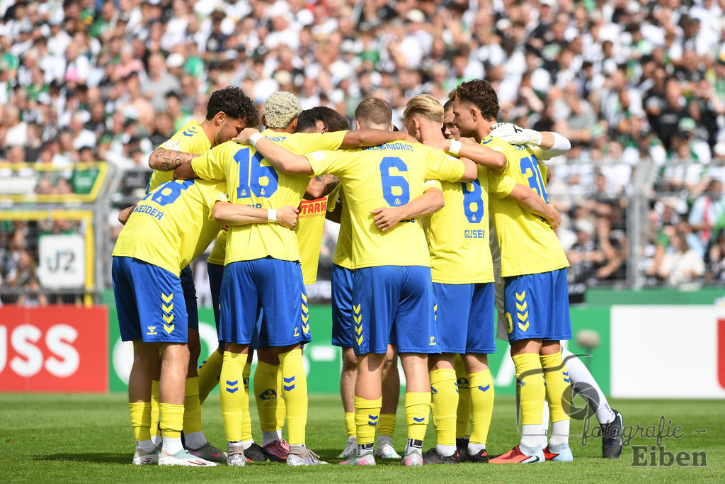 SV Atlas-Delmenhorst-Borussia Mönchengladbach | DFB-Pokal 1. Runde;SV Atlas Delmenhorst (gelb)-Borussia Mönchengladbach (schwarz) am 17.08.2025 in Oldenburg (Marschweg-Stadion), Photo: Philip Eiben 2025 - Realisiert mit Pictrs.com