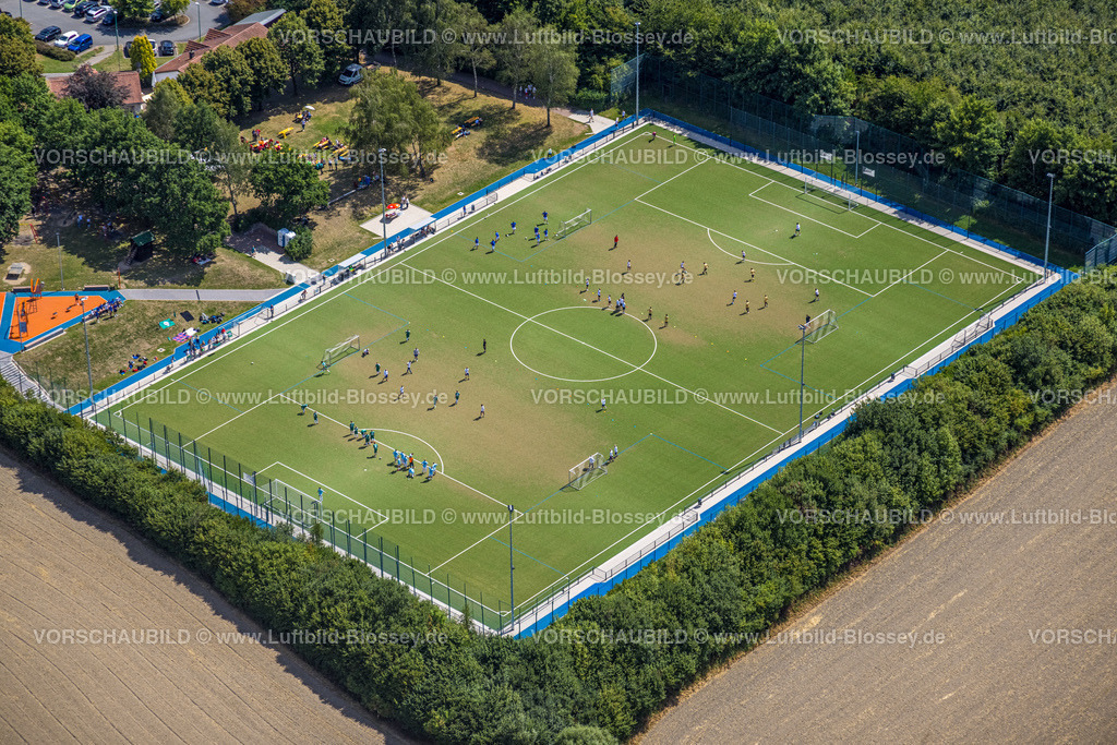 Velbert220803411Neviges | Luftbild, Sportanlage und Sportplatz Schanzenweg, Training Fußballspieler, Neviges, Velbert, Ruhrgebiet, Nordrhein-Westfalen, Deutschland