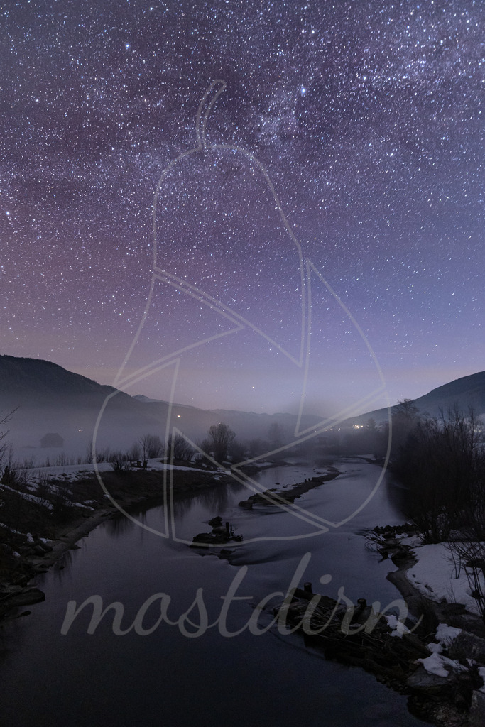 Sternenhimmel über der Mur | Bei Veröffentlichung des Bildes ist eine Namensnennung wie folgt erforderlich: 
Foto: Mostdirn Irmgard Wieser
 - Realisiert mit Pictrs.com