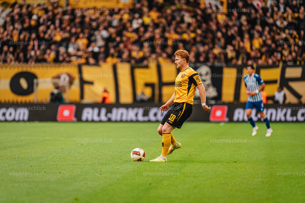 Dresdner SC - Allianz MTV Stuttgart, DEKRA 1. Bundesliga Frauen, Volleyball | Im Bild: Am Ball Robert Wagner (18, SG Dynamo Dresden)18.10.2026, SG Dynamo Dresden - 1. FC Magdeburg, 2. BUNDESLIGA - 8. SPIELTAG, Fußball, Deutschland, Dresden, Rudolf-Harbig-Stadion