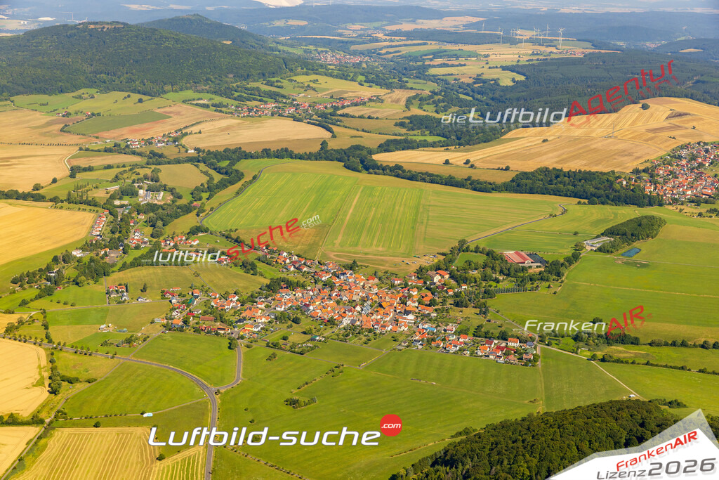 Stadt Oechsen von Oben- Die Luftaufnahme wurde 2025 vom UL-Flugzeug heraus erstellt ( keine Drohnenaufnahme ) - Hochauflösende Luftaufnahme - für Wandbilder und großformatige Ausdrucke geeignet. Das besondere Geschenk!Hier alle&nbsp;Infos zur Lizenzierung der LuftaufnahmeWir fliegen auch dieses Jahr wieder in Ihre Region um Luftbilder zu erstellen.- Luftbild anfragen