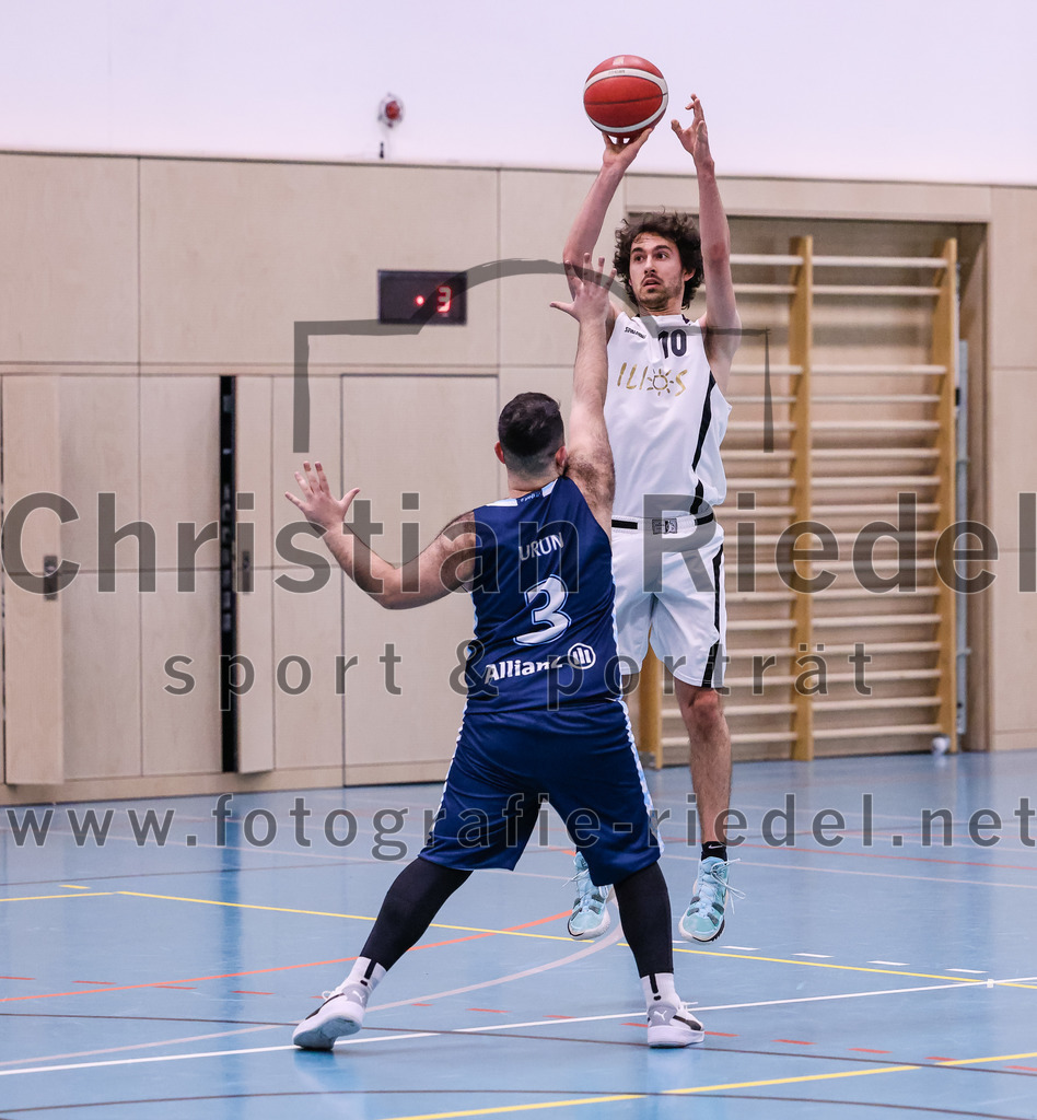 2022-04-03_066_TSV_Vaterstetten_gegen_SV_Weissblau-Allianz_Muenchen | Vaterstetten, Deutschland, 03.04.2022:
Basketball, Bezirksoberliga Herren 2021 / 2022, 14. Spieltag, TSV Vaterstetten gegen SV Weißblau-Allianz München, Endergebnis: 86:54

Emre Urun (SV Weißblau-Allianz München, #3), Luca Maurice Kohll (TSV Vaterstetten, #10)

Foto: Christian Riedel / fotografie-riedel.net