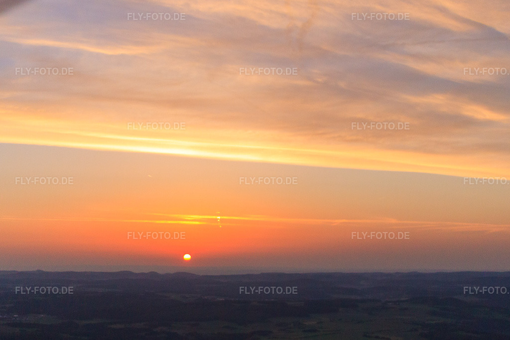 Luftbild: Sonnenuntergang färbt den Himmel überder Schwäbischen Alb rot orange in Hayingen im Bundesland Baden-Württemberg in Deutschland. Foto: IMG_67059.jpg vom 07.06.2014 durch Werner Riehm/FLY-FOTO.de