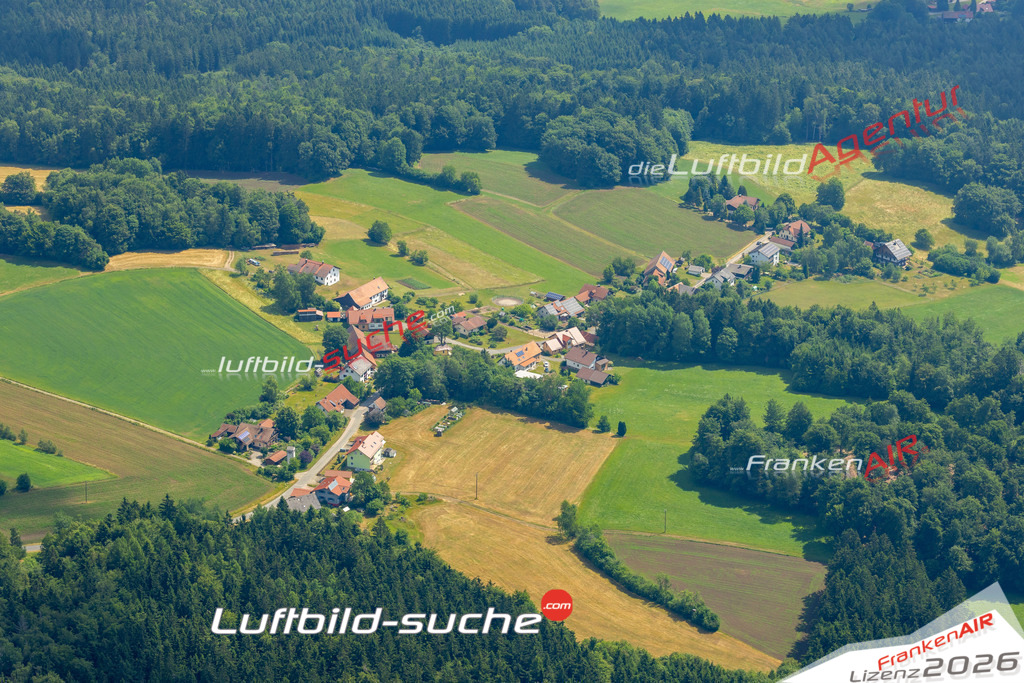 Das Luftbild zeigt : Hollfeld Tiefenbach - Die Luftaufnahme wurde 2023 vom UL-Flugzeug aus erstellt ( keine Drohne ) - Hochauflösende Luftaufnahme - Für grossformatige Ausdrucke geeignet. Die Geschenkidee !Mit Lizenz und Bildrechte bestellbar