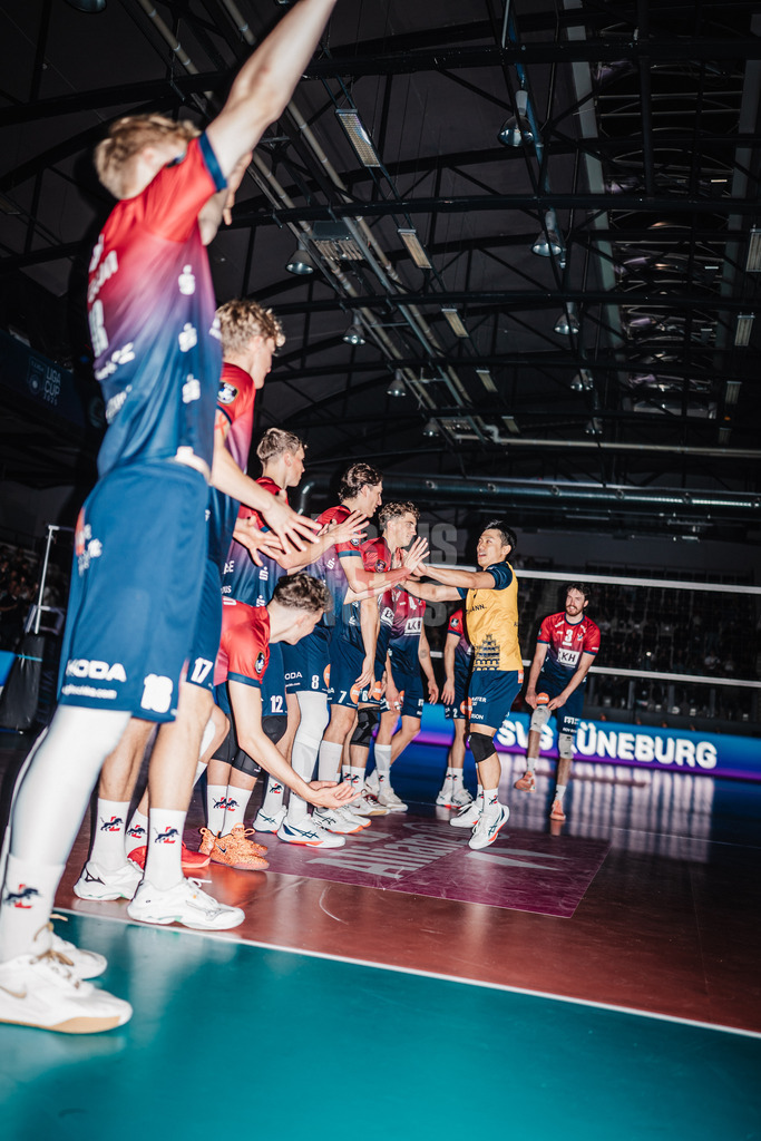 Volleyball | Herren | Saison 2025/2026 | Volleyball Ligacup | Finale | SVG Lüneburg vs. Berlin Recycling Volleys | 12.10.2024 | Sho Takahashi (#21, SVG Lüneburg) läuft in die Arena ein