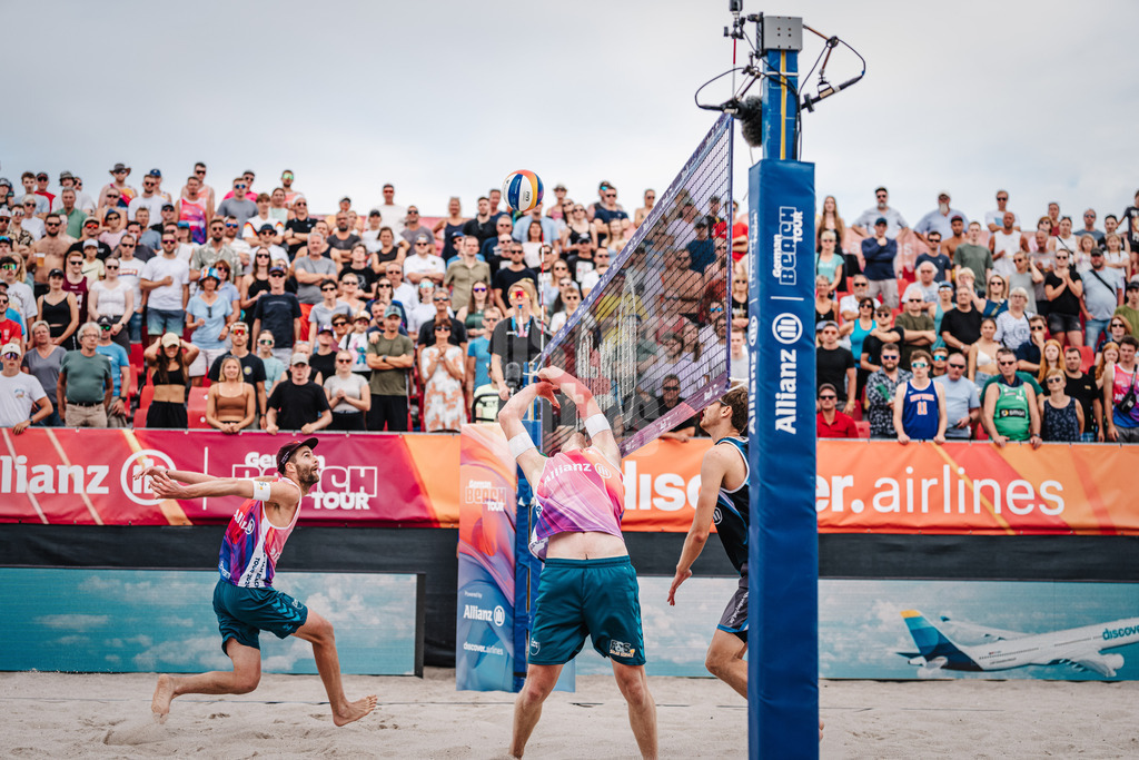 Beachvolleyball | Männer | Allianz German Beach Tour 2024 | Tourstop Kühlungsborn 2 | 17.08.2024 | vorne spielt Yannick Harms den Ball auf hinten Manuel Harms zu