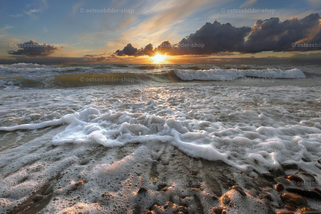 Auslaufende Wellen am Strandsaum | Wellen laufen im Licht der Abendsonne einem Steinestrand entgegen.