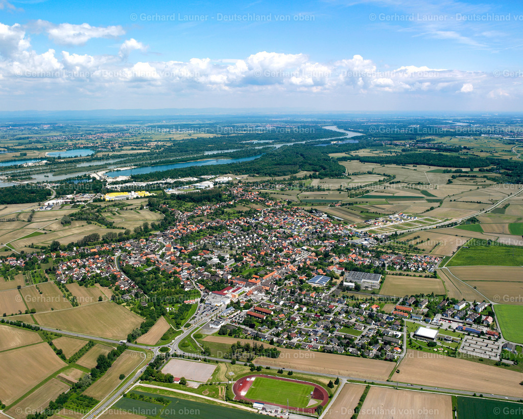 2626121 | FREISTETT 09.06.2006 Stadtansicht vom Stadtrand angrenzend an landwirtschaftliche Feldern  in Freistett im Bundesland Baden-Württemberg, Deutschland // City view from the outskirts with adjacent agricultural fields  in Freistett in the state Baden-Wuerttemberg, Germany Foto: Gerhard Launer