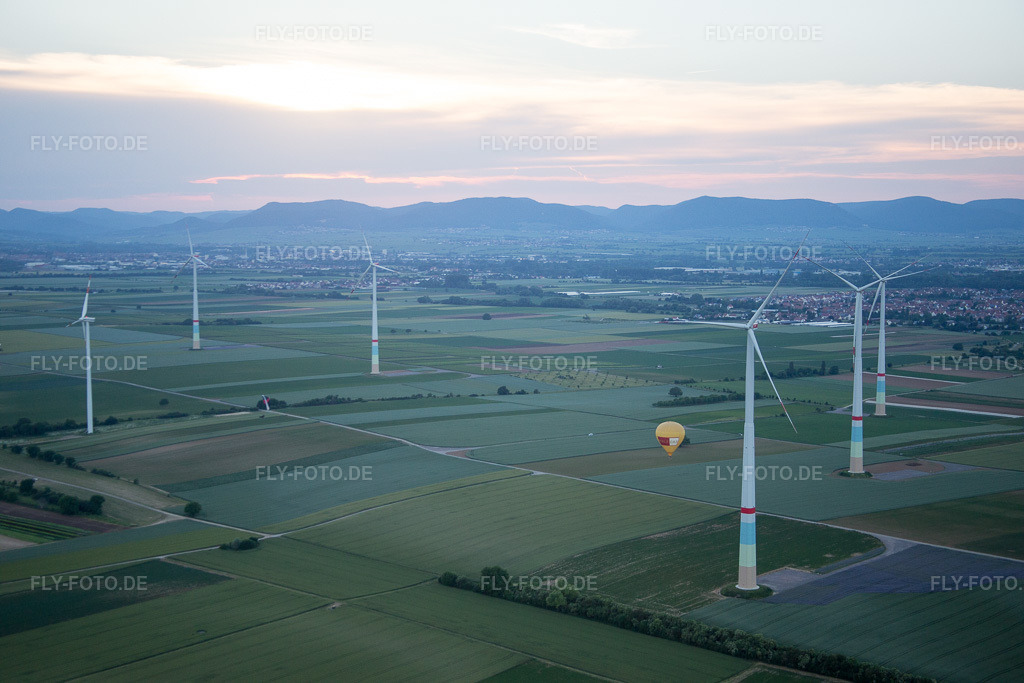 Luftbild: Heissluftballon zwischen Windkraftanlagen in Offenbach an der Queich im Bundesland Rheinland-Pfalz in Deutschland. Foto: IMG_080402.jpg vom 05.06.2015 durch Werner Riehm/FLY-FOTO.de