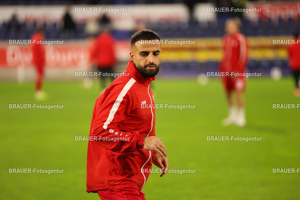MSV Duisburg - Rot-Weiss Essen  | Duisburg, Deutschland, 26.10.2025 Ramien Safi  (Rot-Weiss Essen) wärmt sich auf  während des 3.Liga Spiels zwischen MSV Duisburg und Rot-Weiss Essen in der Schauinsland-Reisen-Arena am 26.10.2025 in Duisburg (Foto von Timo Bluhmki-Schmidt/ Brauer Fotoagentur