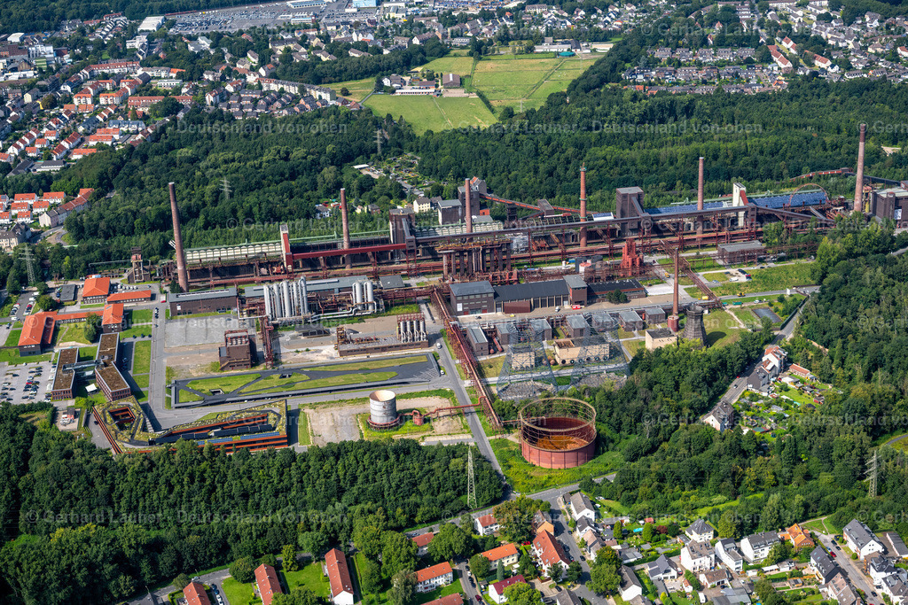 4050291 | ESSEN 25.08.2021 Förderanlagen und Bergbau- Schacht- Anlagen am Förderturm der Zeche Kokerei Zollverein mit dem Neubau neben RAG Montan Immobilien GmbH in Essen im Bundesland Nordrhein-Westfalen. // Conveyors and mining pits at the headframe Kokerei Zollverein in Essen in the state North Rhine-Westphalia. Foto: Gerhard Launer