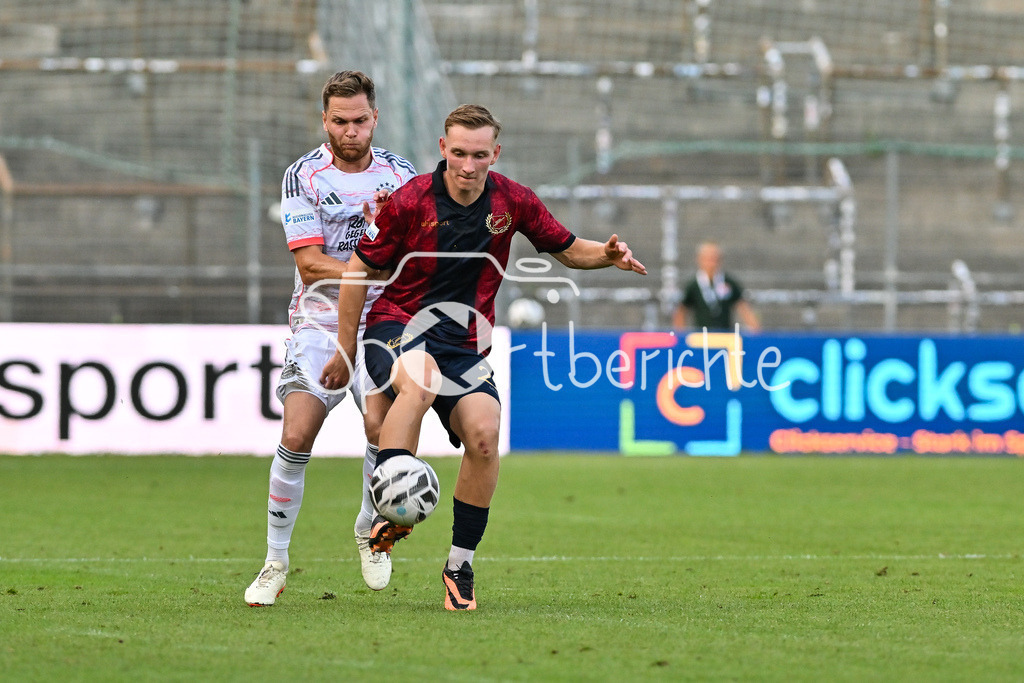 SpVgg Unterhaching - FC Bayern Amateure | im Duell Benno SCHMITZ (FC Bayern Muenchen II 6) und Cornelius PFEIFFER (Haching 22) / Zweikampf / Regionalliga Bayern: SpVgg Unterhaching - FC Bayern München II; Uhlsport Park am 15.08.2025