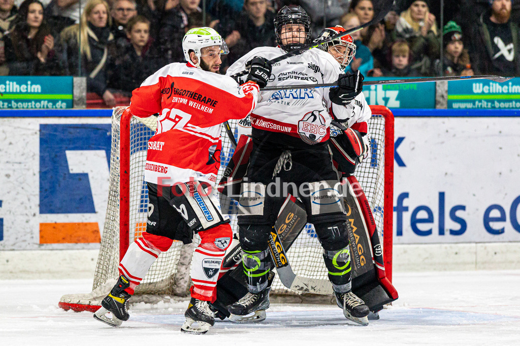 Spiel 3 Finale TSV Peißenberg Miners vs EHC Königsbrunn | Eishockey Bayernliga Playoffs 2023/2024, Spiel 3 Finale TSV Peißenberg Miners vs EHC Königsbrunn, 20240328,
Dominic KRABBAT (Miners 87)und  Luca  Szegedin (EHC 13) vor dem Tor vom Stefan VAJS (EHC Goalie 32),
2024-03-28 in Peißenberg (Eisstadion)
87 Dominic KRABBAT (Miners 87), Luca  Szegedin (EHC 13)
Copyright: WolfgangxLindner foto-lindner.de
