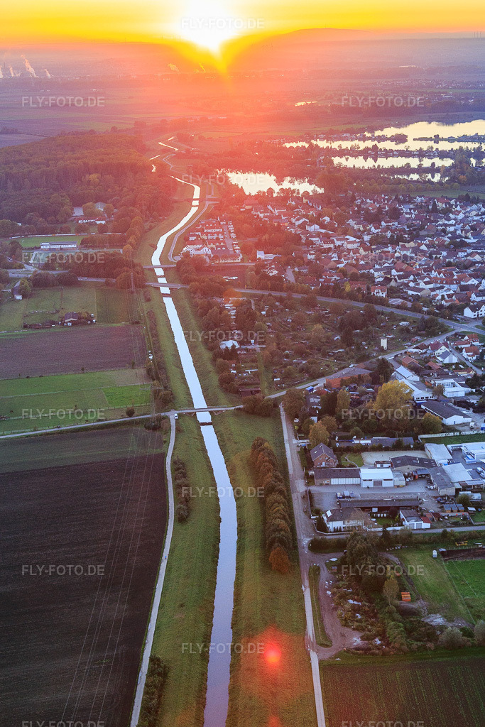 Luftbild: Kanalisierte Weschnitz von Nordosten bei Sonnenuntergang in Biblis im Bundesland Hessen in Deutschland. Foto: IMG_075173.jpg vom 18.10.2014 durch Werner Riehm/FLY-FOTO.deAuflösung des Originals: 3451 x 5176 px