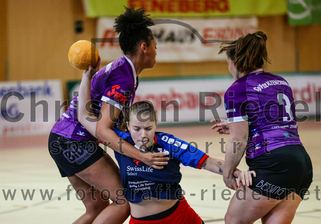 2023-10-14_029_SpVgg_Altenerding_gegen_HSG_Freising_Neufahrn_Damen | Erding, Deutschland, 14.10.2023:
Handball, Bezirksliga Frauen Altbayern 2023 / 2024, 3. Spieltag, SpVgg Altenerding II gegen HSG Freising-Neufahrn II, Endergebnis: 23:28

Nikayla Alston (SpVgg Altenerding, #11), Sofia Knecht (HSG Freising-Neufahrn, #4), Miriam Deuschle (SpVgg Altenerding, #3)

Foto: Christian Riedel / fotografie-riedel.net