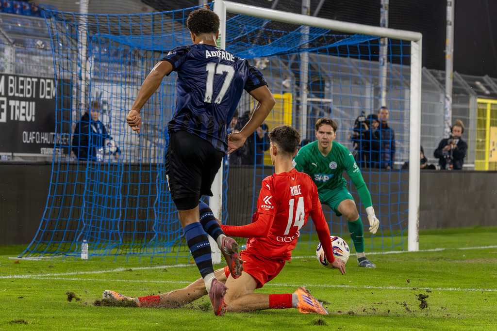 Fußball, Badischer Pokal 2025/26, Viertelfinale: Waldhof Mannheim gegen FC-Astoria Walldorf | Fußball, Badischer Pokal 2025/26, Viertelfinale: Waldhof Mannheim gegen FC-Astoria Walldorf***Bild: Gute Torchance für Samuel Abifade (17, Mannheim) - Realisiert mit Pictrs.com