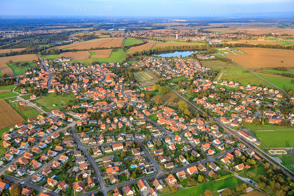 Aerial view: View of the town from the southwest in Rountzenheim in the state Bas-Rhin, France.Photo: IMG_074331.jpg taken on 10/04/2014 by Werner Riehm/FLY-FOTO.comResolution of the original: 5343 x 3562 px
