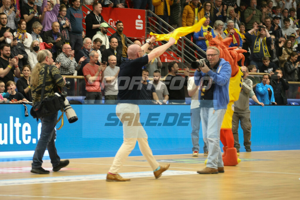 Phoenix Hagen - Uni Baskets Paderborn | Geschäftsführer Martin Schmidt feiert den Einzug in die Playoffs -  - © Sportfoto-Sale (MK) - Realisiert mit Pictrs.com