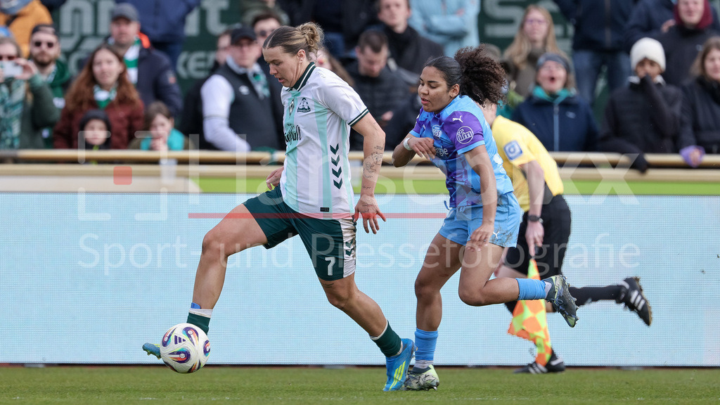 Fussball, Google Pixel Frauen-Bundesliga, SV Werder Bremen - SGS Essen | v.li.: Larissa Mühlhaus (SV Werder Bremen, 7) und Ella Touon (SGS Essen, 32) im Laufduell, Zweikampf, Duell, Dynamik, Aktion, Action, Spielszene, DIE DFB-RICHTLINIEN UNTERSAGEN JEGLICHE NUTZUNG VON FOTOS ALS SEQUENZBILDER UND/ODER VIDEOÄHNLICHE FOTOSTRECKEN. DFB REGULATIONS PROHIBIT ANY USE OF PHOTOGRAPHS AS IMAGE SEQUENCES AND/OR QUASI-VIDEO.