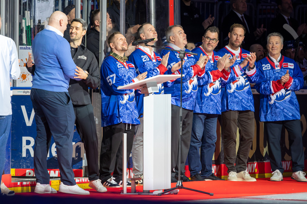 DEL, Deutsche Eishockey Liga Saison 2025/26, 45. Spieltag: Adler Mannheim gegen Augsburger Panther | DEL, Deutsche Eishockey Liga Saison 2025/26, 45. Spieltag: Adler Mannheim gegen Augsburger Panther***Ehrung für den langjährigen Spieler der Adler Denis Reul (links). Sein Trikot mit der Nummer 29 wird unter das Hallendach gezogen und bei den Adlern nicht mehr vergeben. Dennis Endras gratuliert ihm. Weitere Adler-Legenden mit gesperrten Rückennummern von links nach rechts: Ronny Arendt, Christoph Ullmann, Stephane Richer, Rene Corbet, Marcus Kink und Harold Kreis - Realisiert mit Pictrs.com