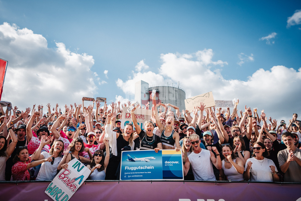 Beachvolleyball | Frauen | Allianz German Beach Tour 2025 | Tourstop Berlin | 17.08.2025 | Siegerfoto mit den Fans, in der mitte v.l. Melanie Gernert und Nele Barber