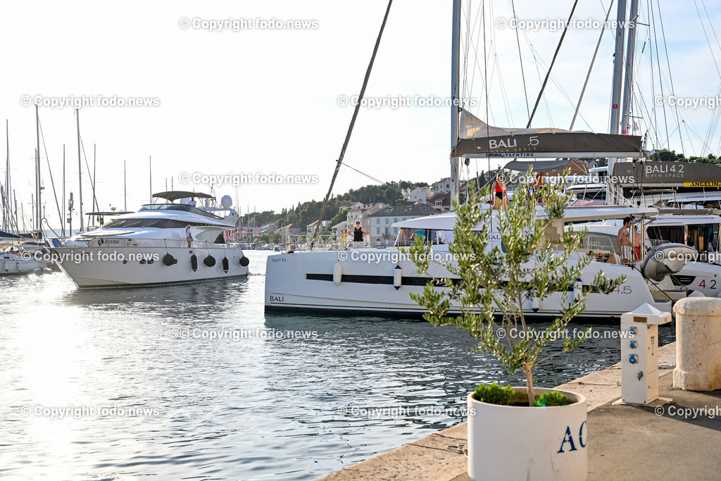 Kroatien_ Brac_ Insel in Dalmatien_ Milna_ 20.07.2025-8 | 20.07.2025, Kroatien, HRV, Brac, Insel in Dalmatien, Milna im Bild Themenbild, Milna, Hafenortschaft in der Gespanschaft Split-Dalmatien auf der Insel Brac, Anlegestelle der ACI-Marina, Feature, Symbolbild