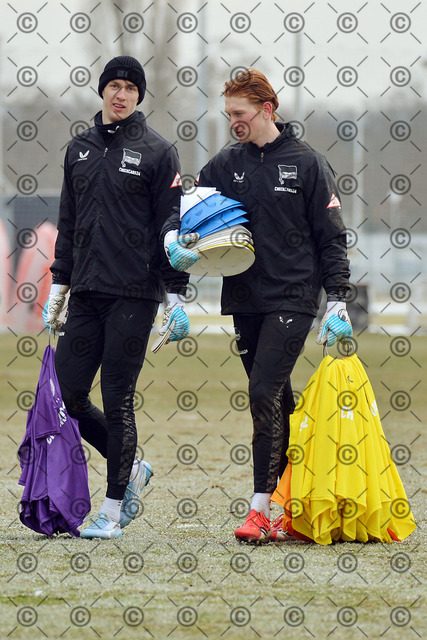 RGE_7693b | Hertha BSC, 2.Bundesliga, Herren, Training, Saison 2025/26, im Bild von li. Tim Goller ( Hertha BSC ), Konstantin Heide ( Hertha BSC ), Dienstag 03.02. 2026   Fotograf:   Ralf Gebhardt - Realisiert mit Pictrs.com