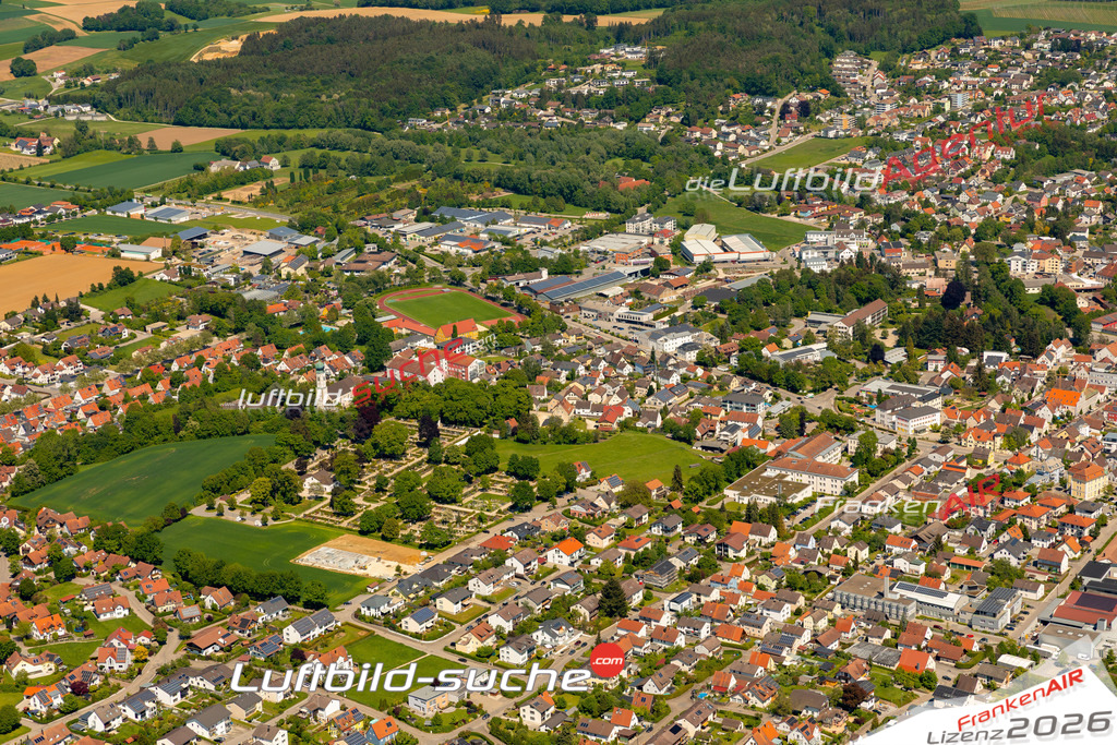 Das Luftbild zeigt :  Mainburg - Die Luftaufnahme wurde 2024 vom UL-Flugzeug aus erstellt ( keine Drohne ) - Hochauflösende Luftaufnahme - Für grossformatige Ausdrucke geeignet. Die Geschenkidee !Mit Lizenz und Bildrechte bestellbar