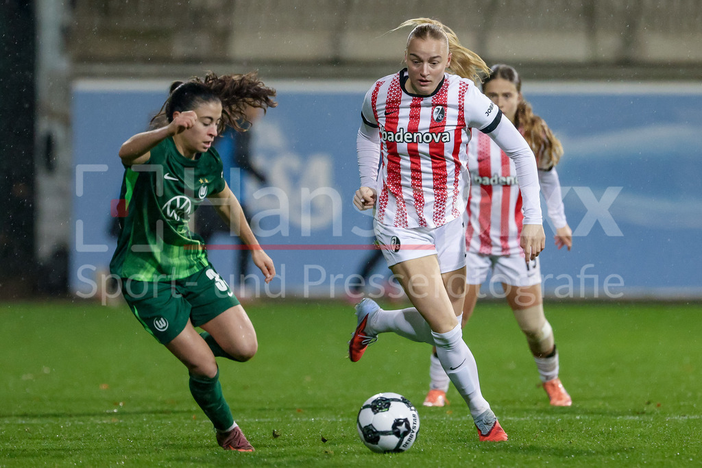 Fussball, DFB-Pokal Frauen, VfL Wolfsburg - SC Freiburg | v.li.: Judit Pujols (VfL Wolfsburg, 33) und Tessa Blumenberg (SC Freiburg, 7) im Zweikampf, Duell, Dynamik, Aktion, Action, Spielszene, DIE DFB-RICHTLINIEN UNTERSAGEN JEGLICHE NUTZUNG VON FOTOS ALS SEQUENZBILDER UND/ODER VIDEOÄHNLICHE FOTOSTRECKEN. DFB REGULATIONS PROHIBIT ANY USE OF PHOTOGRAPHS AS IMAGE SEQUENCES AND/OR QUASI-VIDEO.