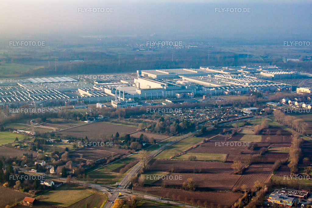 Mercedes Benz Werk von Südosten | Luftbild: Mercedes Benz Werk von Südosten in Rastatt im Bundesland Baden-Württemberg in Deutschland. Foto: IMG_62000.jpg vom 31.01.2014 durch Werner Riehm/FLY-FOTO.de - Realisiert mit Pictrs.com