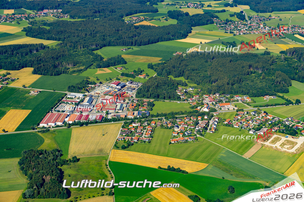 Aktuelles Luftbild von Egerer Chieming - Die Luftaufnahme wurde 2022 mittels UL-Flugzeug erstellt ( keine Drohne ) - hochauflösende Kamera-Systeme von  Canon -Beste Qualität - Für grossformatige Ausdrucke geeignet. Die Geschenkidee !