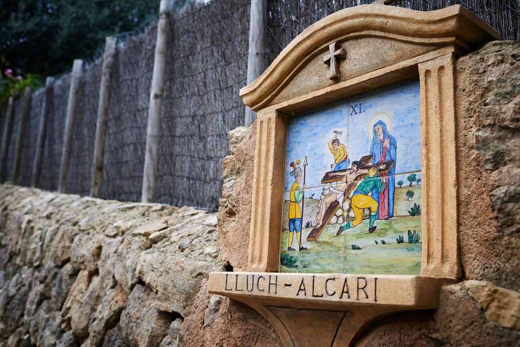 Heiligenbild an der Mauer | Valldemossa, Spanien - January 02, 2014: Heiligenbild an der Mauer. - Realisiert mit Pictrs.com