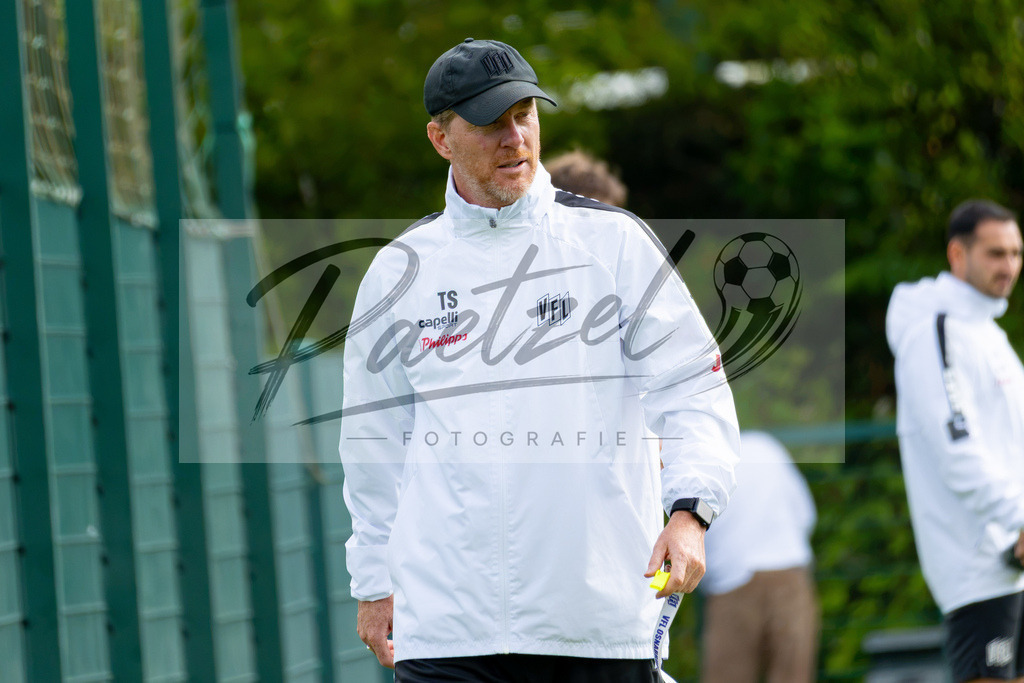 20260909_TRAOSN_0119 | Fußball, Herren: Trainer Timo Schultz (VfL Osnabrück) schaut beim Training des VfL Osnabrück am 09.09.2026 im Sportpark Illoshöhe in Osnabrück, Deutschland.(Foto von Nico Paetzel) - Realisiert mit Pictrs.com
