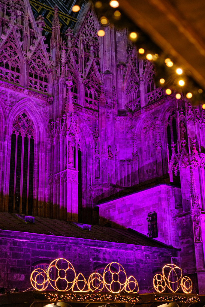 Weihnachtsmarkt am Stephansplatz mit Stephansdom | Wien, Austria - November 29, 2023: Weihnachtsmarkt am Stephansplatz mit lila beleuchteten Stephansdom. - Realisiert mit Pictrs.com