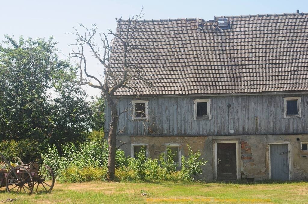 Geißmannsdorf-2026-Ortsbilder-093 | Geißmannsdorf bei Bischofswerda im Sommer 2026. Ein fotografischer Streifzug durch das Dorf Geißmannsdorf, mit Gebäuden, Straßen, Strohpuppen und geschmückten Vorgärten und Grundstücken anlässlich der 800-Jahr-Feier von Geißmannsdorf im Juni 2026 - Realisiert mit Pictrs.com