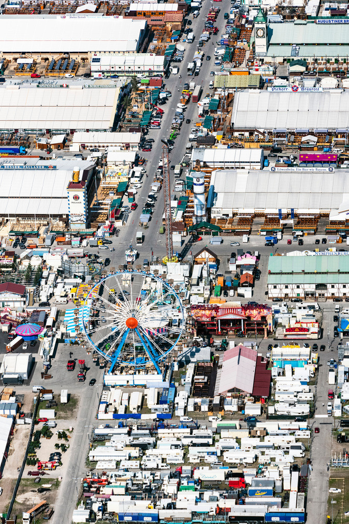 dr__0010123.jpg | MüNCHEN 18.09.2018 Aufbauarbeiten auf dem Festgelände des Münchener Oktoberfestes auf der Theresienwiese in München im Bundesland Bayern. Der Aufbau der großen Festzelte der Brauereien des mundartlich Wiesn genannten Volksfestes beginnt zwei Monate vor Eröffnung. // Area of the Munich Oktoberfest at the Theresienwiese in Munich, Bavaria. Foto: Daniel Reiter