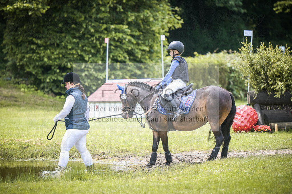 DOS_5399 | Entdecke hochwertige Reitturnierfotos von Foto Oger. Professionell, emotional und authentisch – jetzt Lieblingsmomente im Shop bestellen.Deutschlandweite Turnierfotografie. - Realisiert mit Pictrs.com