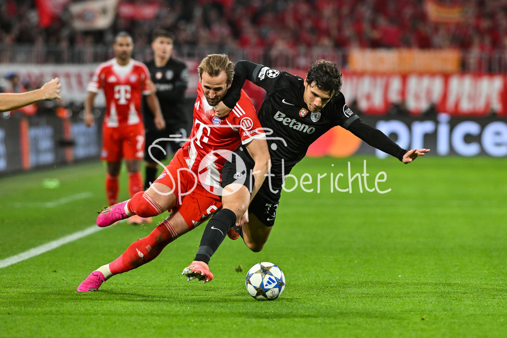 FC Bayern München - Sporting Lissabon | MUNICH, GERMANY - 09. DECEMBER: im Duell Harry KANE (FC Bayern Munich 9) und Eduardo QUARESMA (Sporting CP 72) während dem Match zwischen dem FC Bayern München und Sporting Lissabon am 6. Spieltag der UEFA Champions League Ligaphase in der Allianz Arena