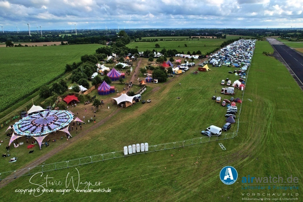 Bachblyten® Festival 2023 | Entdecken Sie atemberaubende Luftbilder und Fotografien auf airwatch.de - Tauchen Sie ein in eine Welt voller faszinierender Aufnahmen aus der Vogelperspektive.