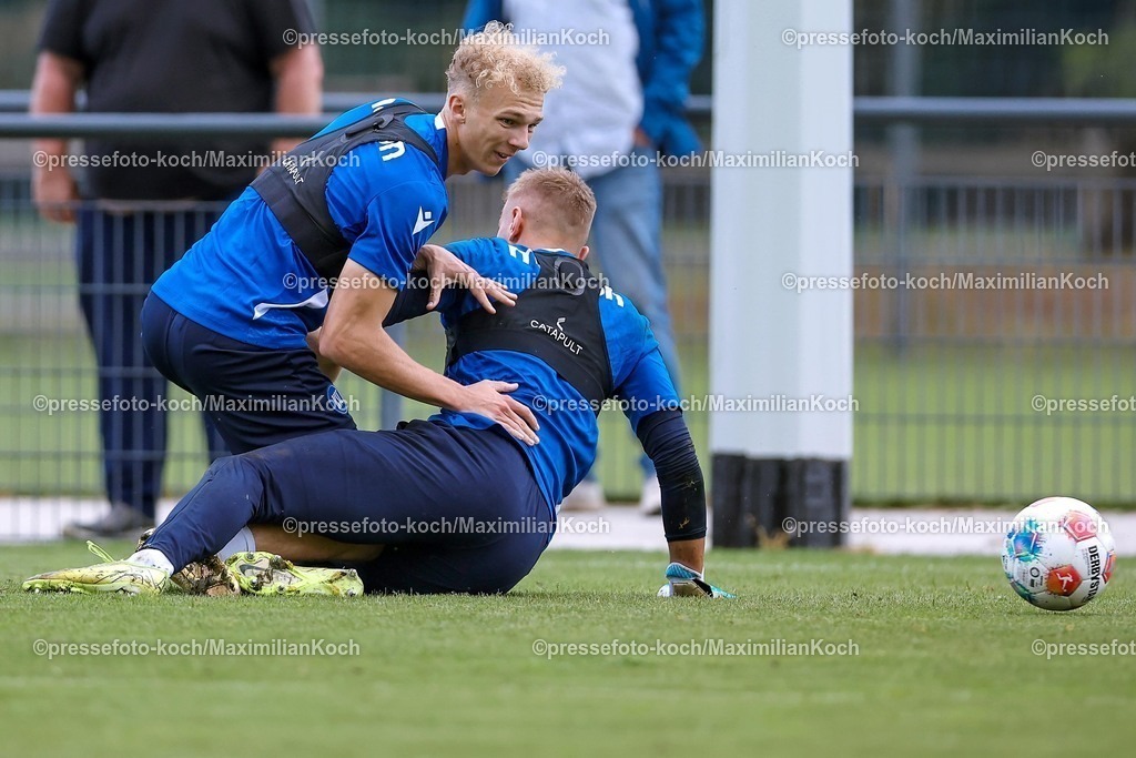 KSC02092502193 | 02.09.2025, Fußball, Training Karlsruher SC, 2. Fußball Bundesliga, Trainingsplatz am BBBank Wildpark Stadion Karlsruhe, Saison 2025 2026: Leon Opitz (KSC #17) im Zweikampf gegen  Torwart Hans Christian Bernat (KSC #01) 